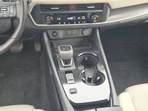 Certified 2025 Nissan Rogue SV FWD image 18