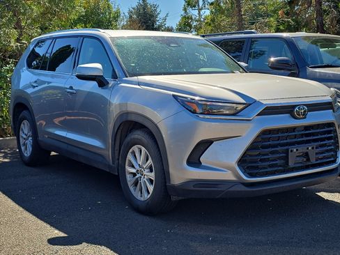 Used 2025 Toyota Grand Highlander AWD image 2