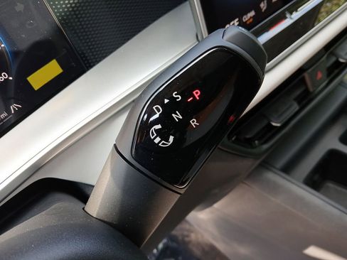 New 2025 Volkswagen Tiguan SE image 23