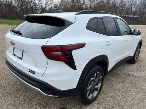 New 2026 Chevrolet Trax LT w/ LT Convenience Package FWD image 3