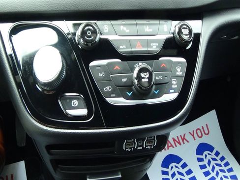 Certified 2025 Chrysler Pacifica Select FWD image 26