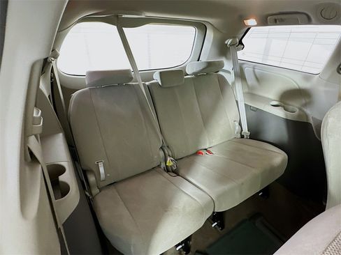 Used 2018 Toyota Sienna L image 25