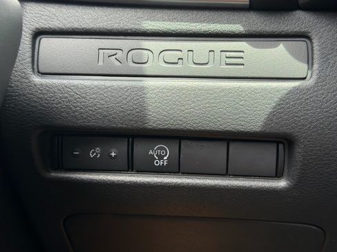 Used 2025 Nissan Rogue S FWD image 31