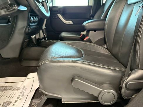 Used 2018 Jeep Wrangler Unlimited Rubicon w/ Connectivity Group image 11