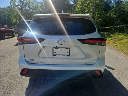 Used 2024 Toyota Highlander XLE AWD/4WD image 4