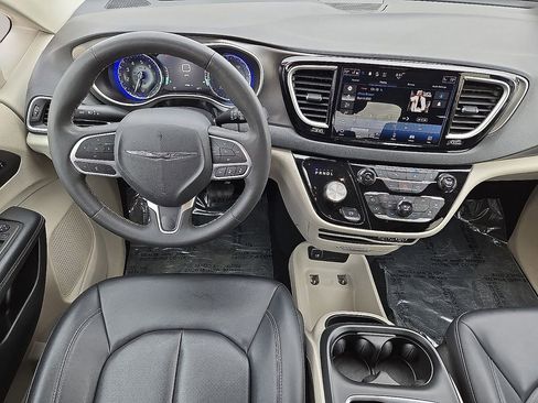 Used 2024 Chrysler Pacifica Touring-L FWD image 17