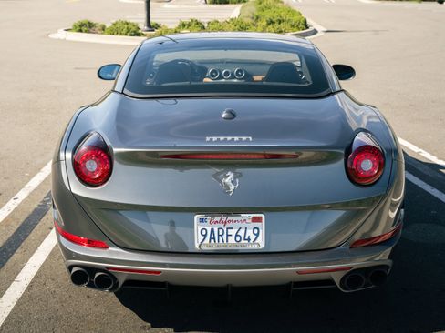 Used 2017 Ferrari California T RWD image 31
