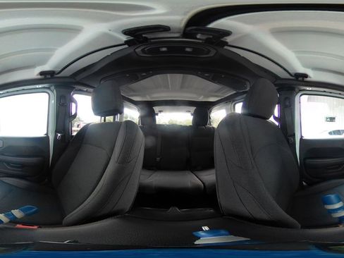 Used 2025 Jeep Wrangler Sahara image 39