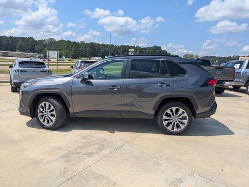 Used 2022 Toyota RAV4 XLE Premium image 5