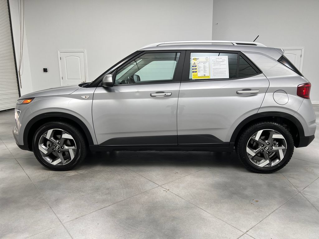 Used 2025 Hyundai Venue SEL FWD image 5
