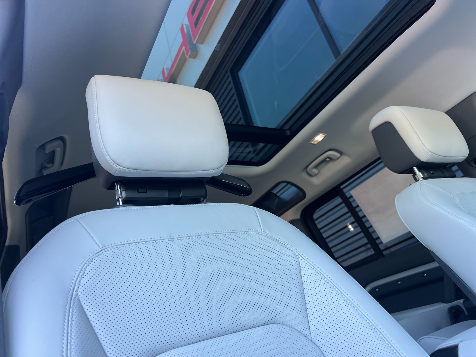 New 2026 Land Rover Defender 110 X-Dynamic SE AWD/4WD image 17