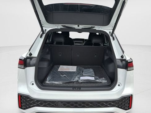 New 2026 Volkswagen Tiguan SE R-Line FWD image 32
