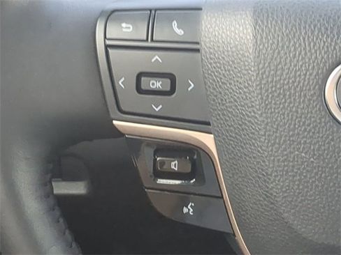 Used 2023 Toyota Crown Limited image 24