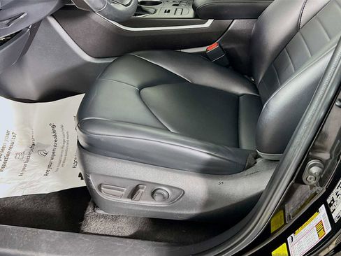 Used 2023 Toyota Highlander XLE image 19