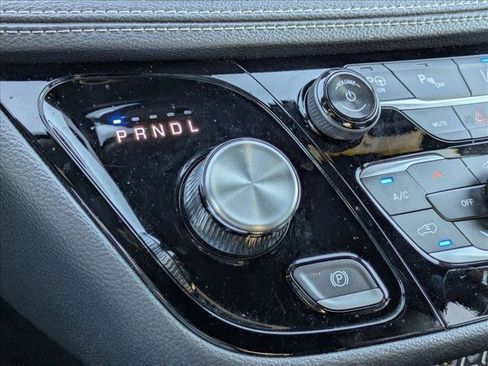 Used 2024 Chrysler Pacifica Limited image 12