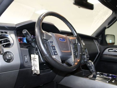 Used 2017 Ford Expedition Platinum image 19