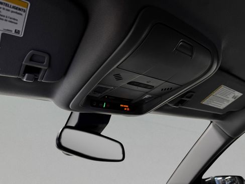 Used 2024 GMC Terrain SLT image 34