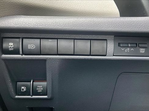 Used 2022 Toyota Sienna XLE image 34