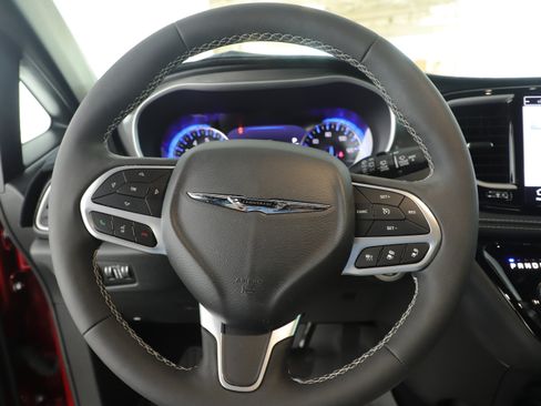 Used 2025 Chrysler Pacifica Select image 17