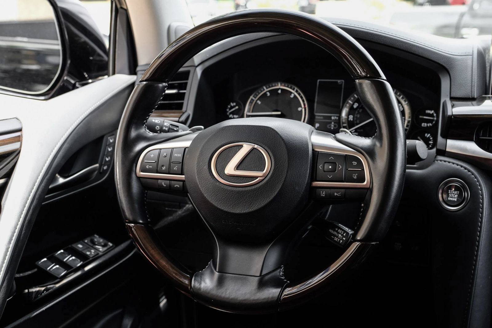 Used 2021 Lexus LX 570 4WD w/ Luxury Package image 15