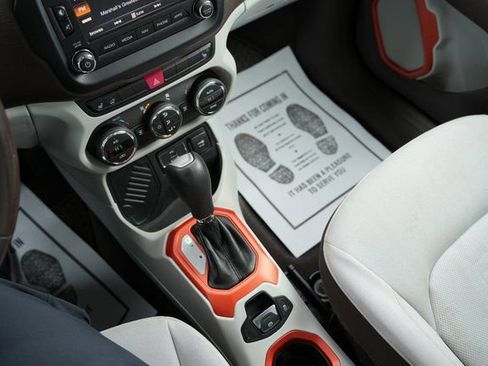 Used 2016 Jeep Renegade Latitude image 25