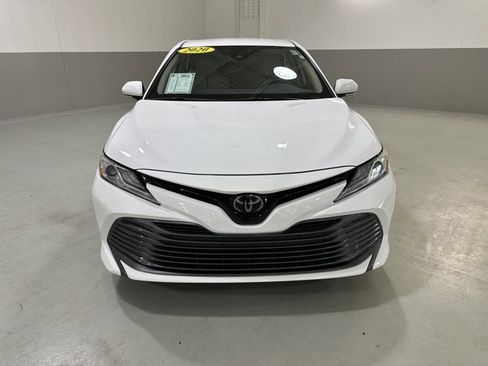 Used 2020 Toyota Camry XLE image 2