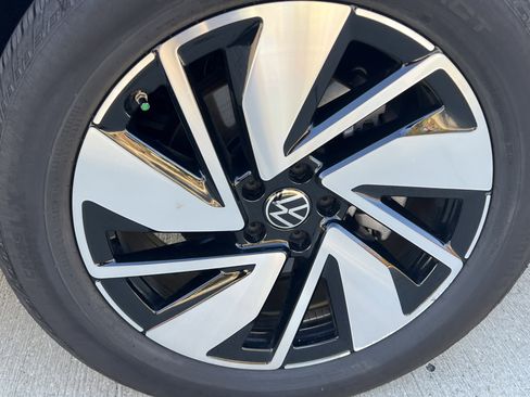 Certified 2025 Volkswagen Atlas SE image 12