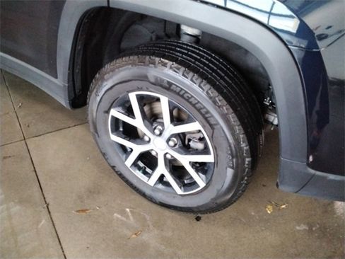 Used 2023 Jeep Grand Cherokee Limited w/ Luxury Tech Group II image 17