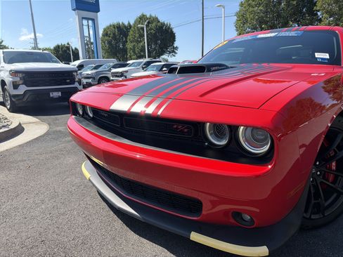 Used 2022 Dodge Challenger R/T Scat Pack w/ Shaker Package RWD image 5