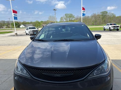 Used 2018 Chrysler Pacifica Touring-L w/ S Appearance Package image 2