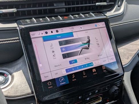 Used 2024 Jeep Grand Cherokee L Limited w/ Luxury Tech Group II image 20