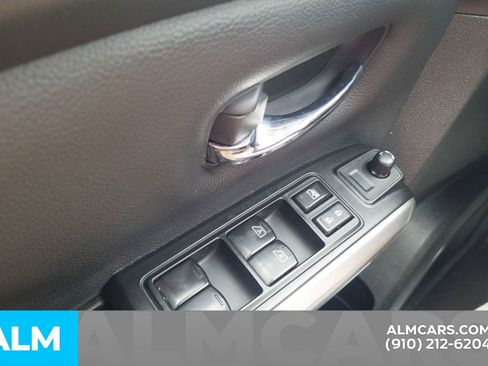 Used 2023 Nissan Titan SV image 31