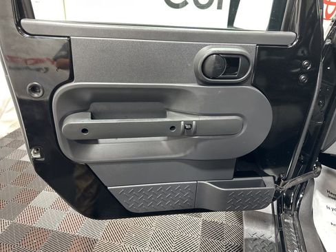 Used 2010 Jeep Wrangler Unlimited Sahara image 23