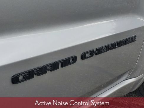 Used 2019 Jeep Grand Cherokee Altitude AWD/4WD image 7