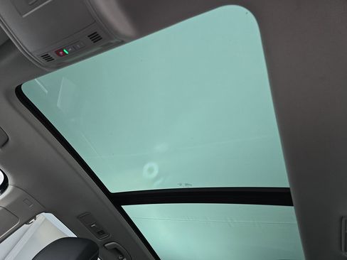 Used 2024 Volkswagen Tiguan SE image 30