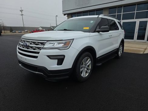 Used 2018 Ford Explorer XLT image 3