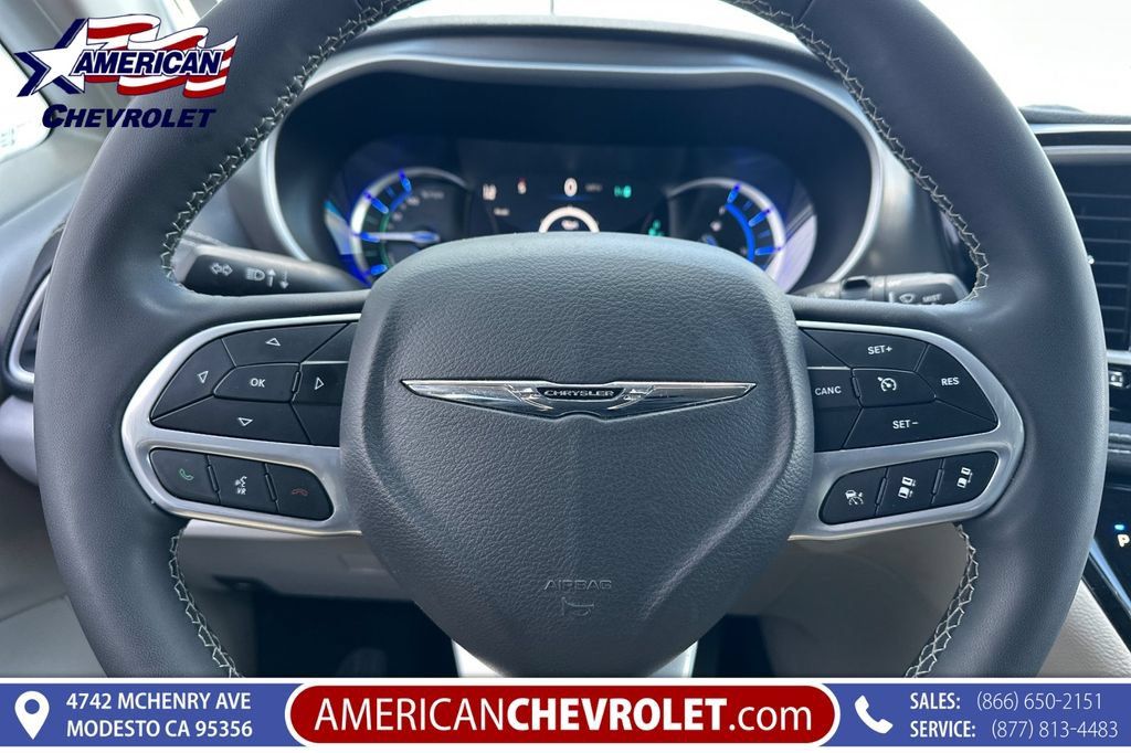 Used 2023 Chrysler Pacifica Touring-L FWD image 31