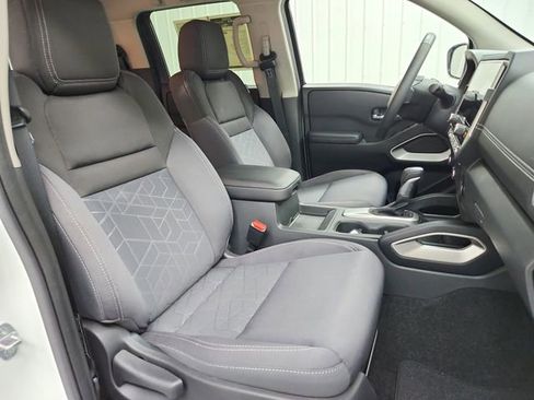 Used 2025 Nissan Frontier SV w/ SV Convenience Package image 39