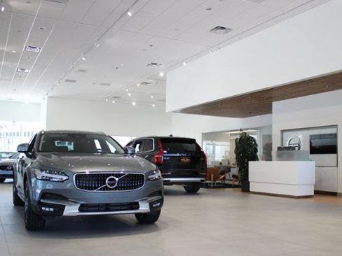 Certified 2024 Volvo XC40 B5 Ultimate w/ Climate Package image 38