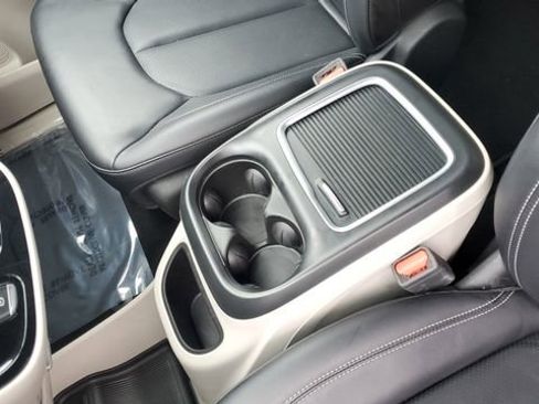 Certified 2024 Chrysler Pacifica Touring-L image 19