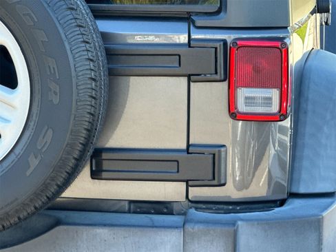 Used 2018 Jeep Wrangler Unlimited Sport w/ Connectivity Group image 28