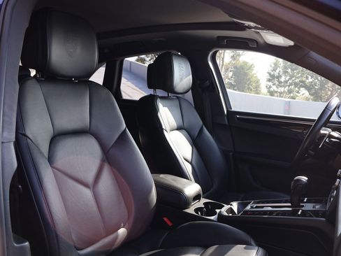 Certified 2024 Porsche Macan image 25