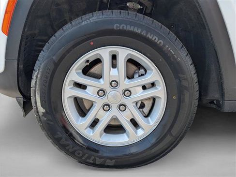Used 2024 Jeep Grand Cherokee Laredo AWD/4WD image 9