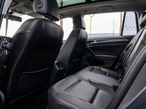 Used 2018 Volkswagen Golf SE image 18