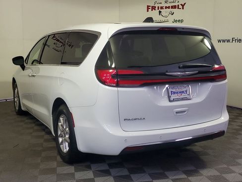 Used 2024 Chrysler Pacifica Touring-L image 4