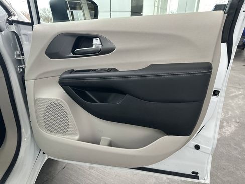Used 2023 Chrysler Pacifica Touring-L FWD image 12