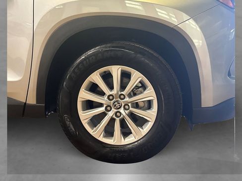 Used 2025 Toyota Grand Highlander AWD image 19