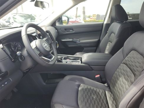 New 2025 Nissan Pathfinder SV w/ SV Premium Package image 10