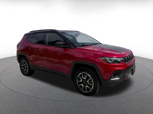 Used 2025 Jeep Compass Trailhawk AWD/4WD image 2