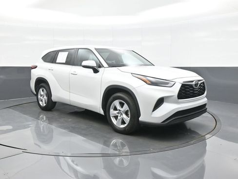 Used 2023 Toyota Highlander L FWD image 1